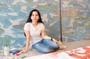 Die iranische Künstlerin Samira Hodaei bei der Arbeit in Emmenbrücke. (Bild: PD)