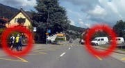 Links die Jugendlichen, rechts die Busse der Polizeigrenadiere. (Bild: Bote der Urschweiz)
