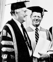 Hans Küng (rechts) erhält 1984 in Toronto einen Ehrendoktortitel. (Bild: Tony Bock/Getty)