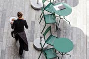 Leere Tische, der Horror eines jeden Wirts: im Bild eine Serviceangestellte in einem Restaurant in Zürich. (Bild: Keystone/Christian Beutler)