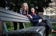 Karin Stocker (links) übernimmt das Präsidium von Anna Lustenberger. (Bild: Stefan Kaiser (Zug, 3. April 2017))