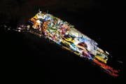 Spektakuläre Aussicht auf den «Esel»: Die Lichtinstallation der Wiener Künstlerin Teresa Mar lässt die Felsen bunt erstrahlen. (Bild Nadia Schärli)