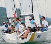 Der Yachtclub Luzern (vorne) im direkten Duell gegen den Segelclub Tribschenhorn. (Bild: Claudia Somm (Estavayer, 25. Juni 2017)