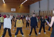 Morgendliches Aufwärmen an der Schule Andermatt. (Bild pd)