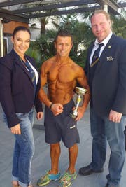 Urs Zumstein präsentiert den Pokal für Rang 5. Weiter auf dem Bild sind Sonia Carill, internationale Teambetreuerin sowie Beat Geser, Präsident des Schweizerischen Bodybuilding und Fitnessverbandes. (Bild: PD)