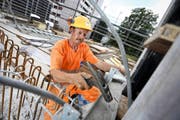 Die Brun AG in Emmenbrücke schätzt ältere Mitarbeiter und sucht sie bewusst auf dem Arbeitsmarkt. Im Bild der Angestellte Anton Krummenacher (55) auf der Baustelle der Augenklinik des Kantonsspitals Luzern. (Bild Philipp Schmidli)