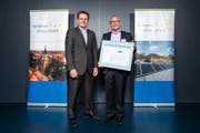 Ruedi Zurbrügg, Präsident der Energiestadtkommission Cham (links) und Gemeinderat Markus Baumann freuen sich über die Auszeichnung Energiestadt Gold. (Bild Philipp Schmidli)