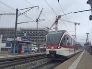 Zu schmal, kaum überdeckt – die Perrons des heutigen Bahnhofs Kriens Mattenhof. (Bild: Roman Hodel (Kriens, 8. Februar 2018))