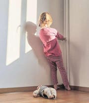 Viele Kinder wachsen in problematischen Familien auf. Um aber richtig zu helfen, müssen die Behörden auch die weichen Faktoren berücksichtigen, sagt Allan Guggenbühl. (Bild: Christof Schürpf/Keystone)