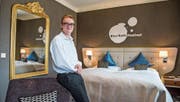 Pascal Sidler in einem Zimmer des Hotels Schweizerhof. (Bild: Dominik Wunderli (Luzern, 8. Juli 2017))