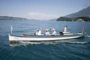 Das Dampfboot Charlotte hat am Dienstag mit dem Besitzerpaar Kurt (rechts) und Charlotte Bolt (Mitte) seine letzte Fahrt angetreten. (Bild: Keystone (20.06.2017, Luzern))