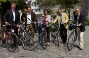 Gingen mit gutem Beispiel voran: Die 5 Zuger Regierungsräte mit Velo im Juni 2007. V.l.: Heinz Tännler, Beat Villiger, Manuela Weichelt-Picard, Matthias Michel und Patrick Cotti. (Archivbild Martin Heimann/Neue ZZ)