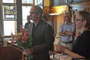 Beat Züsli wird vor dem Grossen Stadtrat vereidigt und wird dabei gleich abgelichtet. (Bild: Neue LZ)