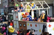 Der Wagen der Fasnachtsgesellschaft mit dem langjährigen Präsidenten Walter Reinhart (rechts). (Bild: Robert Hess / Neue OZ)