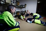 Der Samariterverein Zug übt den Ernstfall: ein Patient mit Rückenverletzung muss vorsichtig transportiert werden. Im Bild: Paul Hartmann, links, schaut bei der Übung zu, Werni Schärli und Eveline Ruoss helfen dem Opfer Daniel Ritter. (Bild: Stefan Kaiser / Neue ZZ)