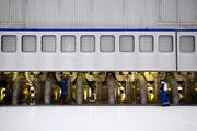 Die blossen Ausmasse der Papiermaschine PM 7 in Perlen sind gigantisch. 10 000 Tonnen schwer ist der Koloss, der eine 220 Meter lange Fabrikhalle ausfüllt. Seit 2010 ist die Maschine in Betrieb, dank ihr konnte die Produktion massiv gesteigert werden. (Bild Manuela Jans)