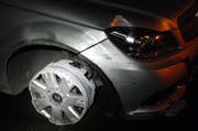Dass dem Fahrzeug ein Pneu fehlte, will die Lenkerin nicht bemerkt haben. (Bild: Kapo Schwyz)