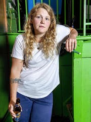 Das fast kindliche Aussehen täuscht: Kate Tempest schreibt über die harte Erwachsenenwelt. (Bild: Imago)