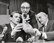 Am 3. Dezember vor fünfzig Jahren gelang in Südafrika die erste Herztransplantation. Der Südafrikaner Christiaan Barnard (links) hatte diese Pioniertat als Erster gewagt. Weiter im Bild: Dr. Michael DeBakey aus Houston, Texas (Mitte) und Dr. Adrian Kantrowitz aus Brooklyn, New York. Alle drei sind an Weihnachten 1967 gemeinsam im Fernsehen aufgetreten und haben über die OP berichtet. (Bild: Getty)