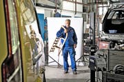 Rudolf Schweizer (52), der für die parteilosen Schweizer antritt, in seiner Werkstatt in Obernau. Er zeigt uns seinen Holzschlitten, den er als Kind brauchte, um Strassen hinunterzurasen. (Bild Nadia Schärli)