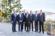 Die Zuger Regierung auf der Seeterrasse des Theater Casinos in Zug. Von links nach rechts: Urs Hürlimann (Vorsteher Baudirektion), Beat Villiger (Vorsteher Sicherheitsdirektion), Stephan Schleiss (Vorsteher Direktion für Bildung und Kultur / Statthalter) , Manuela Weichelt-Picard (Vorsteherin Direktion des Innern, Frau Landammann) , Matthias Michel (Vorsteher Volkswirtschaftsdirektion), Heinz Tännler (Vorsteher Finanzdirektion), Martin Pfister (Vorsteher Gesundheitsdirektion). (Bild: PD (Zug, Dezember 2017))