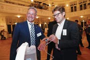 Matthias Michel (links) und Beat Moser mit dem preisgekrönten Wundreinigungsgerät. (Bild: Werner Schelbert (Zug, 9. November 2017))