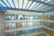 In die hellen Räume im Pflegezentrum II in Baar werden Ende Monat Bewohner einziehen. (Bild Maria Schmid)