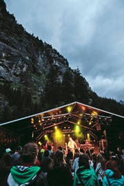Die Band The Gardener And the Tree bei ihrem Auftritt vor imposanter Kulisse. (Bild: Florian Arnold)