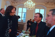 Esther Gasser nimmt die Gratulation von FDP-Kantonalpräsident Boris Camenzind (Mitte) und Fraktionschef Martin Ming entgegen, links hinter ihr steht der neue Landstatthalter Hans Wallimann. (Bild Markus von Rotz/Neue OZ)