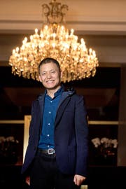 Der chinesische Palace-Besitzer Yunfeng Gao: «Wir danken Catherine und Raymond Hunziker für ihren unermüdlichen Einsatz und die tiefe Verbundenheit mit dem Palace. Sie haben das Hotel geprägt und die Philosophie der traditionellen Schweizer Hotellerie gelebt» (Bild: Eveline Beerkircher (Luzern, 9. Dezember 2015))