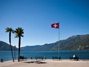 "Zuerst die Unsrigen": Der Ständerat gibt seinen Segen zur Verankerung eines Inländer-Vorrangs in der Tessiner Kantonsverfassung. Im Bild die Seepromenade von Ascona. (Archiv) (Bild: Keystone/GAETAN BALLY)
