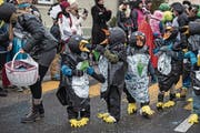 Auch eine Pinguin-Kolonie zog durch Buttisholz. (Bild: Nadia Schärli (8. Februar 2018))