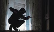 Die Zahl der Einbrüche in der Schweiz ist drastisch gesunken (gestellte Szene). (Bild: Silas Stein/DPA)