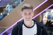 «Von der Mall hat man ja immer viel gehört. Deshalb wollte ich mir selber ein Bild machen. Besonders interessieren mich die Kleidergeschäfte. Ich finde es echt cool hier.» Giuliano Augugliaro 14 Jahre alt, Luzern (Bild: Nadia Schärli)