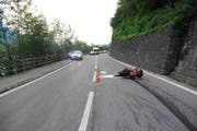 Ein Auto ist beim Überholen in ein entgegenkommendes Motorrad gekracht - Vom Unfallverursacher fehlt jede Spur. Leider kein seltenes Bild. (Symbolbild vom Unfall im August 2010 in Lungern) (Bild: Kapo Obwalden (Archiv))