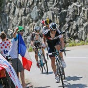 Das Leiden, wie hier am letzten Freitag in den Alpen, hat sich gelohnt: Der Roggliswiler Mathias Frank (vorne) schaut mit grosser Genugtuung auf die Tour de France zurück. (Bild: AP/Christophe Ena)