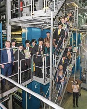 Die Fasnachtsgewaltigen und «Knallfrosch»-Verantwortlichen verfolgten den Andruck in der Druckerei in Adligenswil.