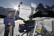Toni Furrer bei der neuen Schneekanone. (Bild Urs Hanhart/Neue UZ)