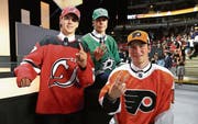 Die drei Draft-Besten zeigen mit den Fingern an, an welcher Position sie gezogen wurden; von links: der Walliser Nico Hischier (1., New Jersey Devils), der Finne Miro Heiskanen (3., Dallas Stars) und der Kanadier Nolan Patrick (2., Philadelphia Flyers). (Bild: Dave Sandford/Getty (Chicago, 23. Juni 2017))
