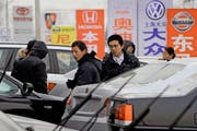 In China wurden in vergangenen Jahr 16,3 Millionen PKW verkauft. Das Bild zeigt Interessenten bei einem grossen Automarkt in Peking. (Bild: Keystone)