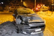 Das Auto weist Spuren der Streifkollision mit dem Zug auf. (Bild: Kantonspolizei Schwyz)
