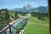 Montierte Schienen auf der Brücke bei der Bergstation und auf der anschliessenden Schottertrasse. (Bild: PD)