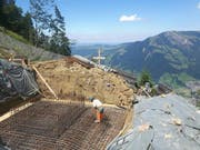 Arbeitsplatz mit herrlicher Aussicht: Bei der Stütze 2 sind die Armierungen eingebracht und der Helikopter wird tonnenweise Beton zur Stütze fliegen. (Bild: PD/Rita Baggenstos, LKRS AG)