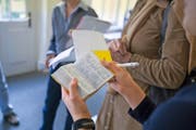 Teilnehmer eines Konversationskurses für Zugewanderte in Basel lernen Deutsch. (Bild: Keystone/Gaetan Bally)