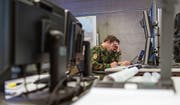 Programmieren statt marschieren: IT-Spezialisten könnten im Militär bald sehr gefragt sein. (Bild: Christian Beutler/KEY (Kriens, 13. November 2013))
