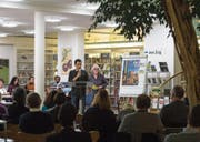 Lisa Palak-Otzoup (stehend) von der Jugendanimation Zug präsentiert die Autoren. (Bild: Maria Schmid (Zug, 17. November 2017))