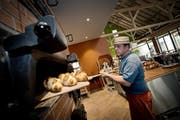 In der Hofbäckerei der Agrovision in Burgrain werden Brote gebacken. (Archivbild Pius Amrein)