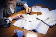 Jugendliche Stimmbürger sollen dazu animiert werden, an die Urne zu gehen. (Bild: Gaetan Bally / Keystone)