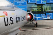 Kampfjet im Verkehrshaus Luzern für die neue Sonderausstellung «Die Schweiz fliegt!», die Ende März beginnt. (Bild: Lucien Rahm (Luzern, 26. Januar 2018))