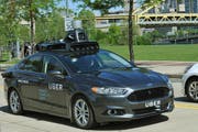 Ein selbstfahrendes Uber-Auto, aufgenommen in Pittsburgh. (Bild AP)